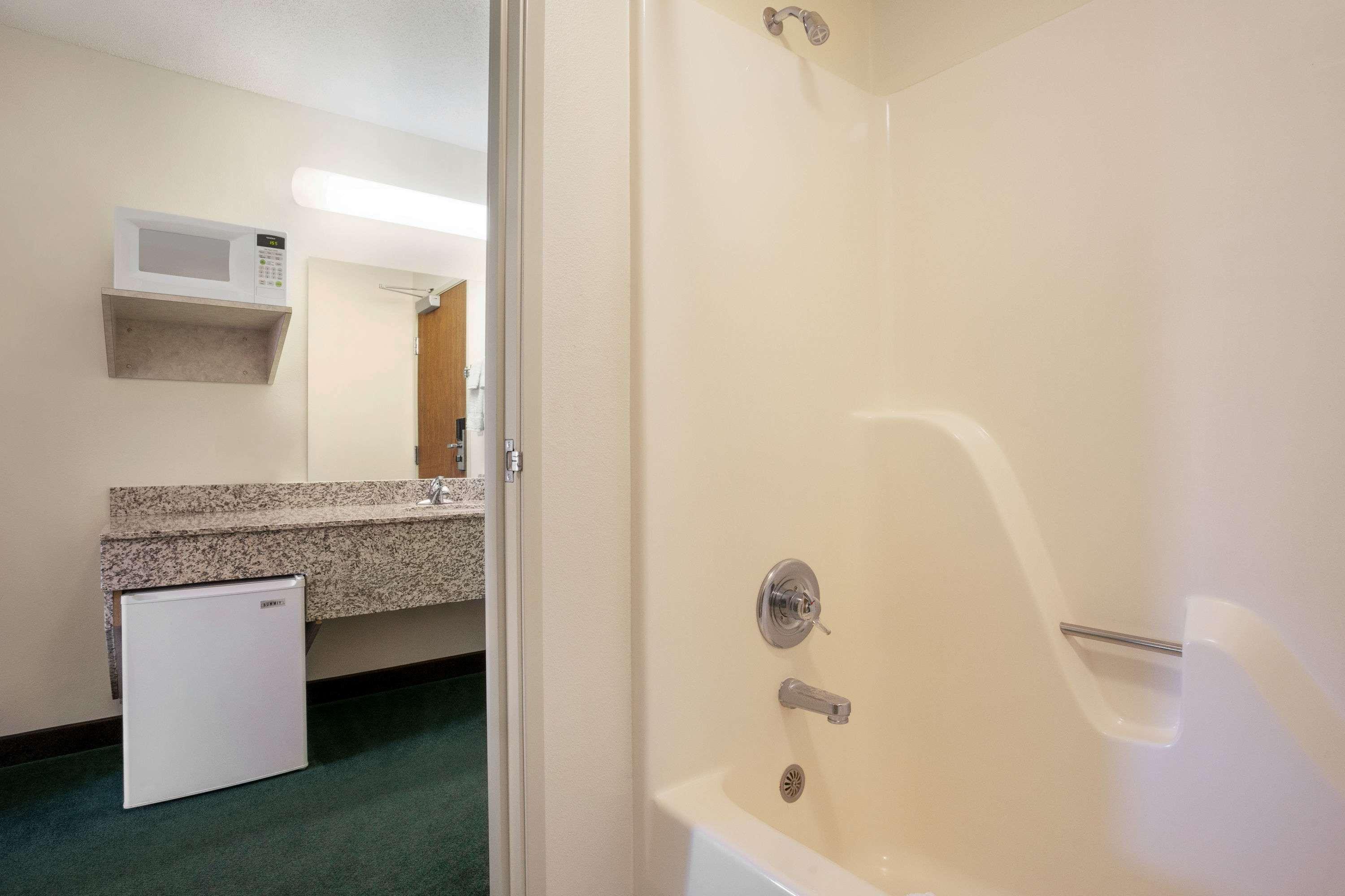 Travelodge By Wyndham Morrill Exteriér fotografie
